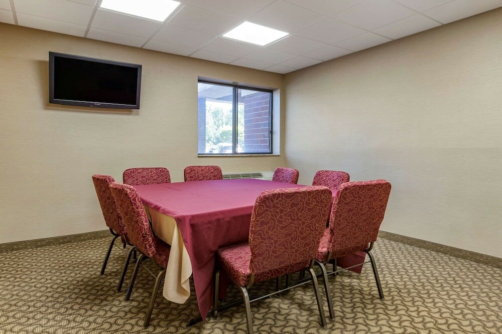 Фото Comfort Inn Near Greenfield Village