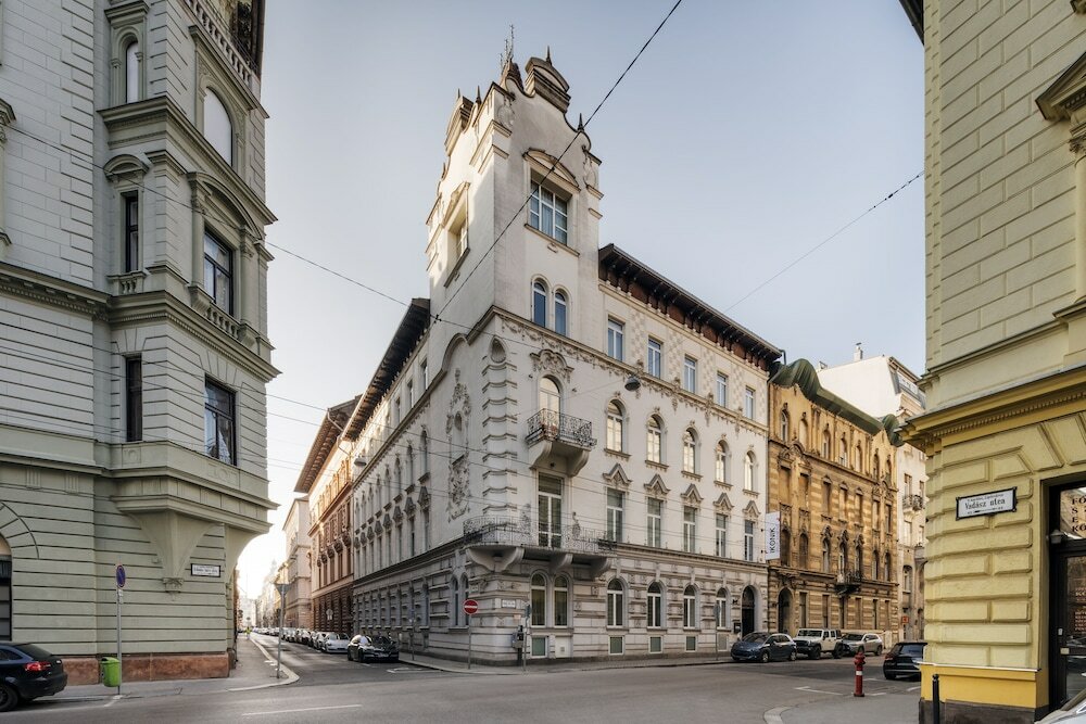 Фото Ikonik Parlament