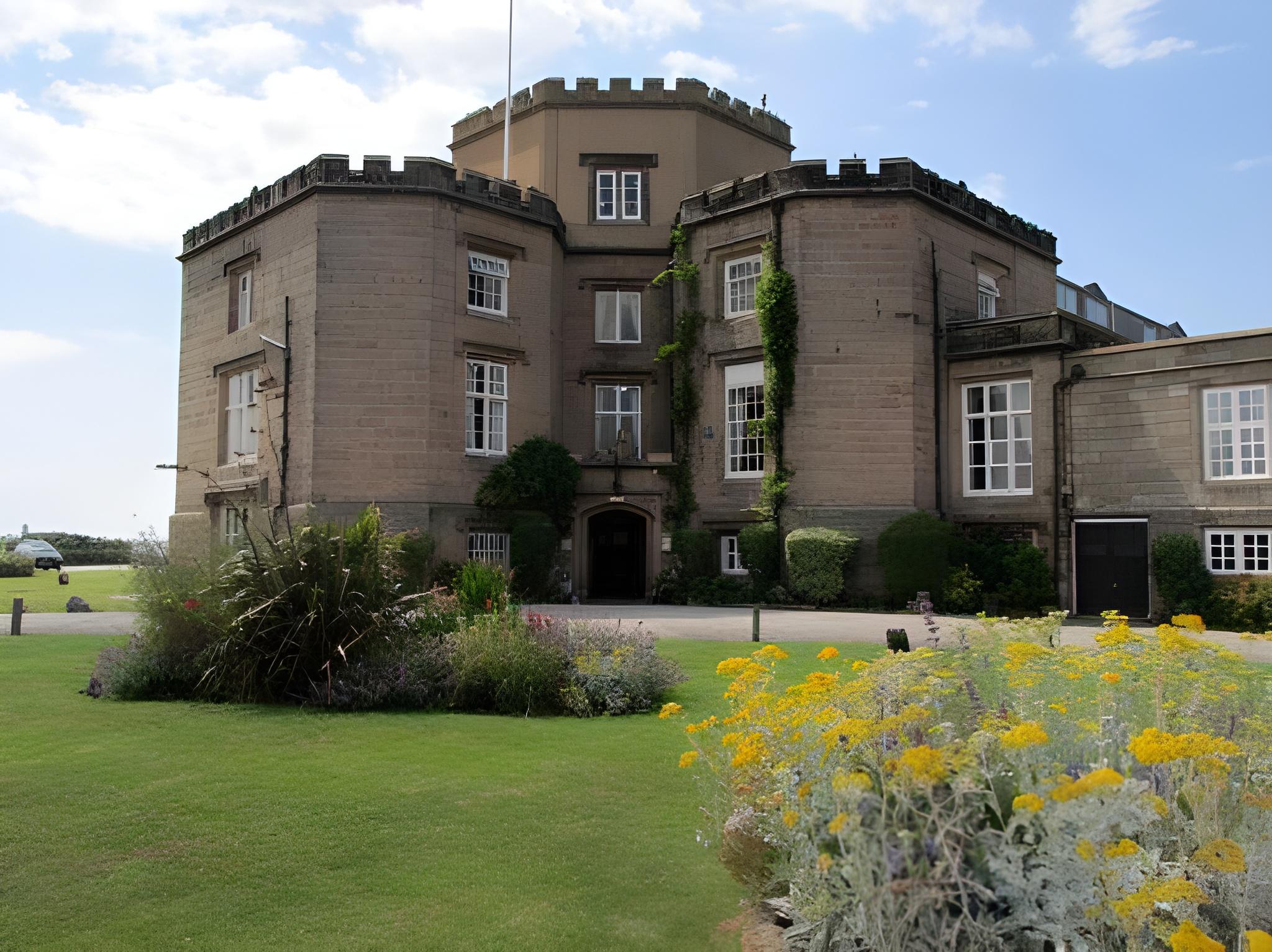 Фото Leasowe Castle