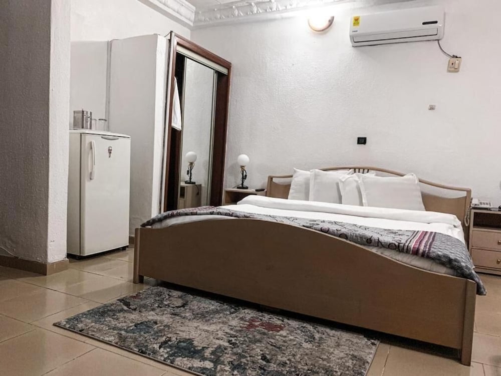 Фото Hill View Hotel West Airport