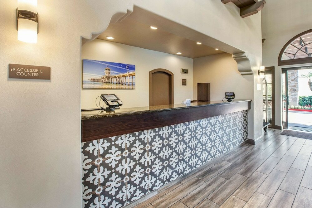 Фото Comfort Inn & Suites Orange County John Wayne Airport