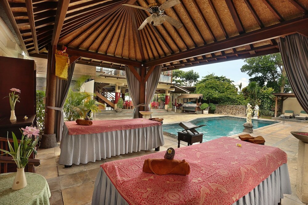 Фото Respati Beach Hotel