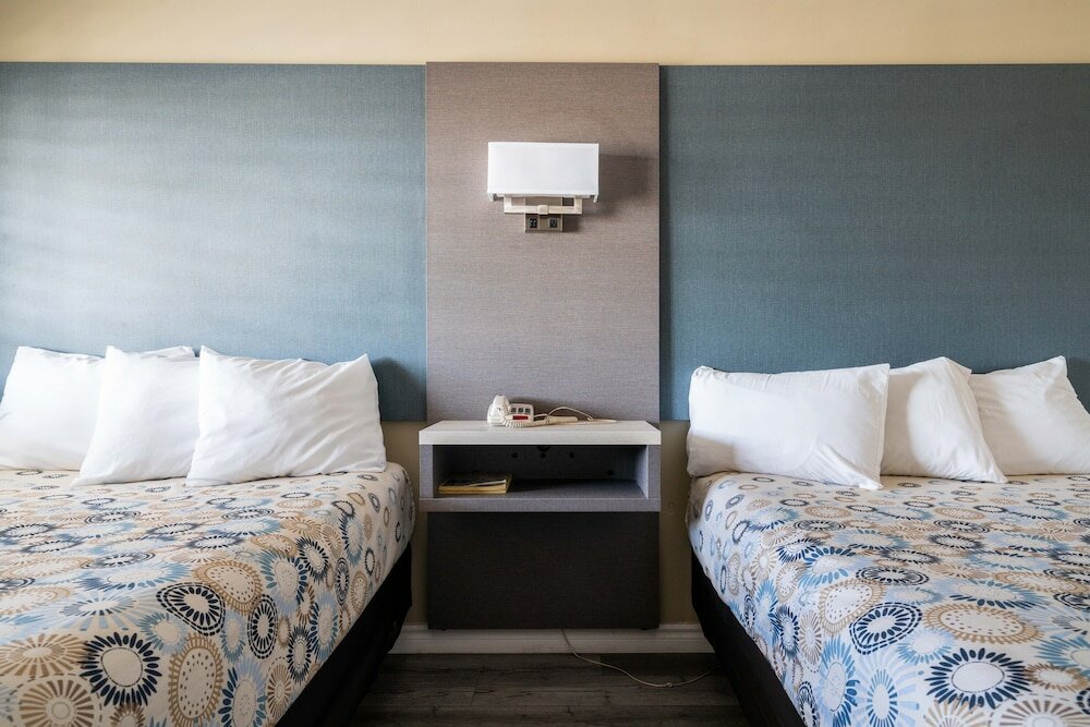 Фото Solaire Inn & Suites