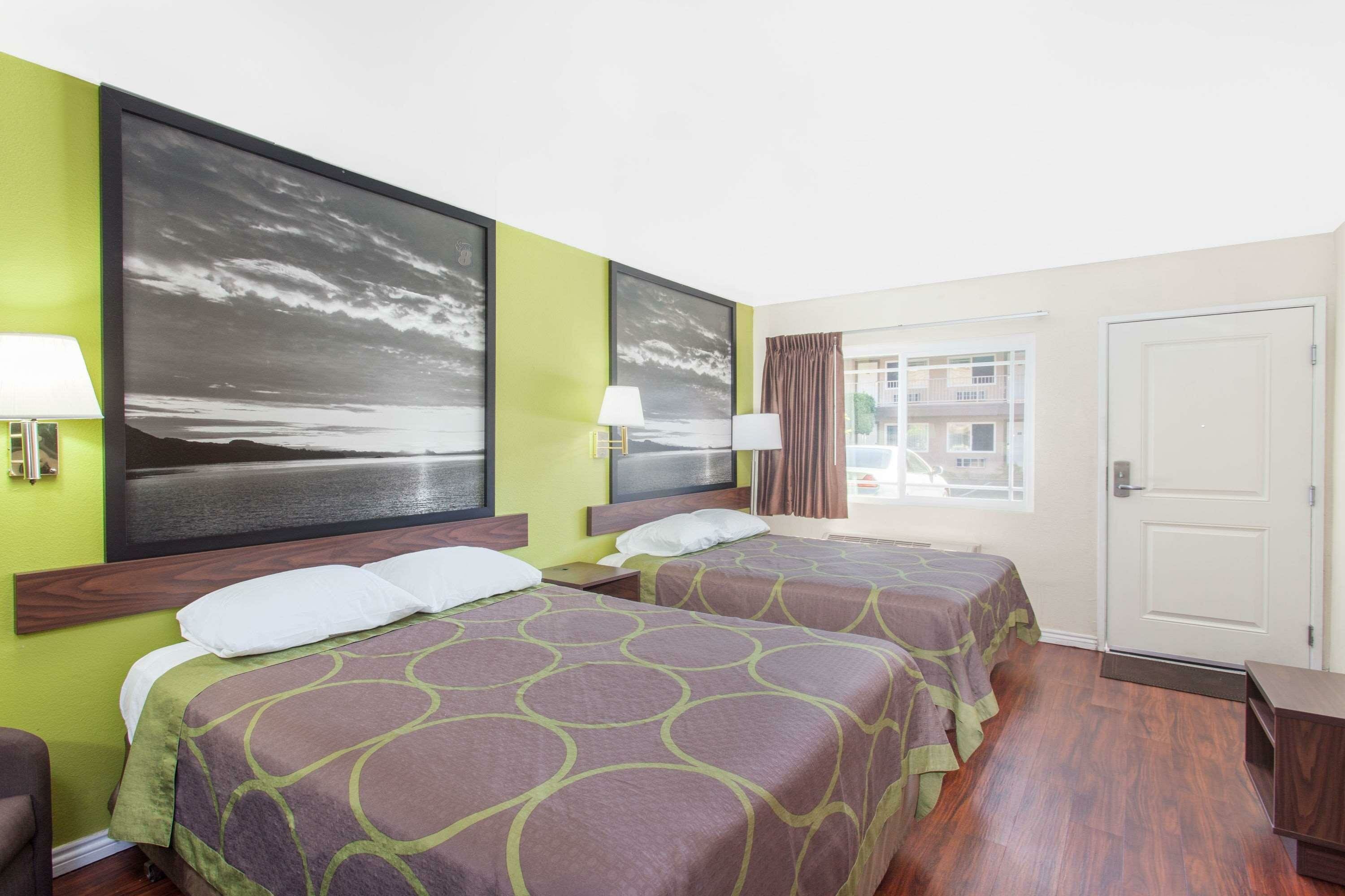 Фото Super 8 by Wyndham Los Angeles/Alhambra