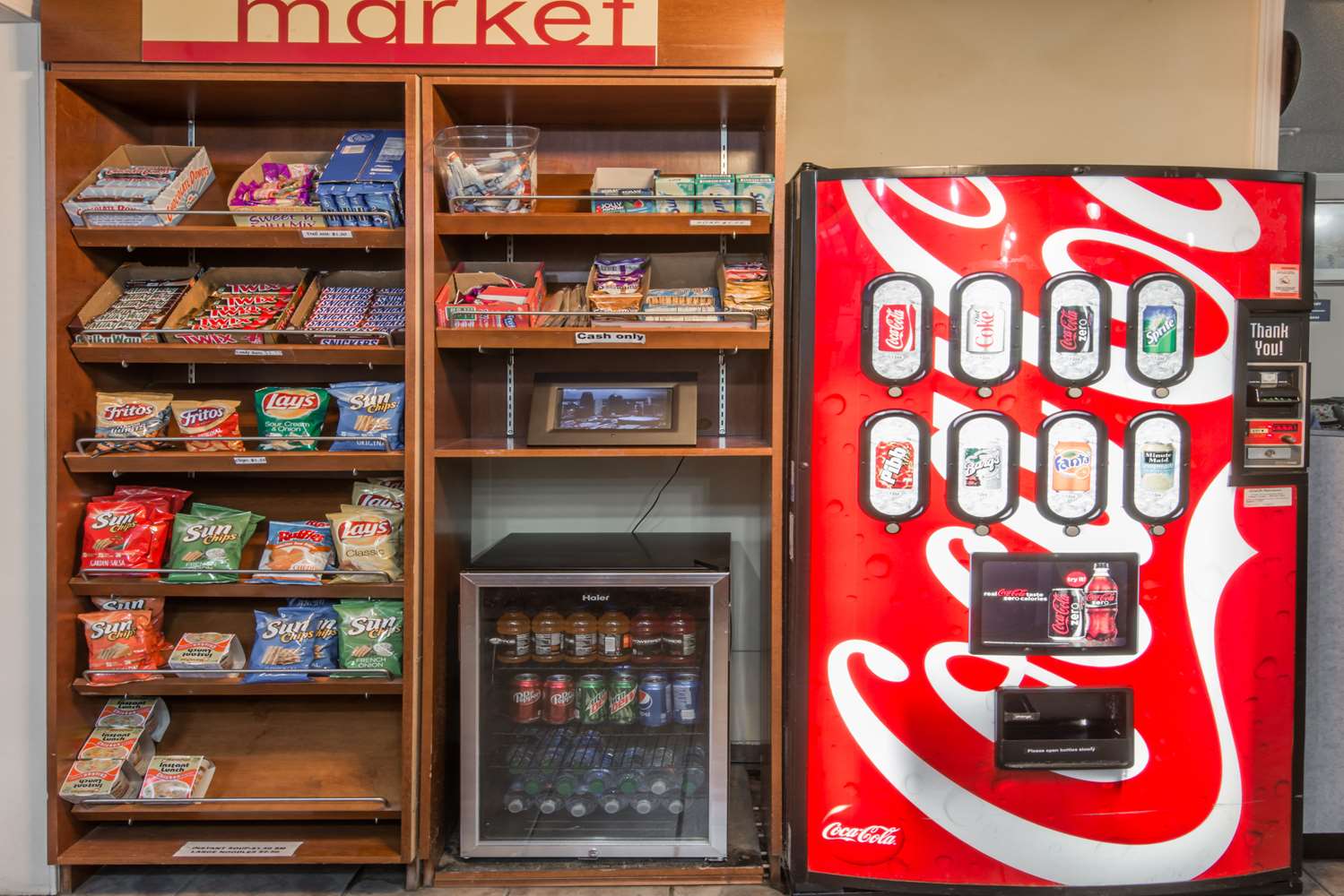 Фото Days Inn by Wyndham Kansas City International Airport