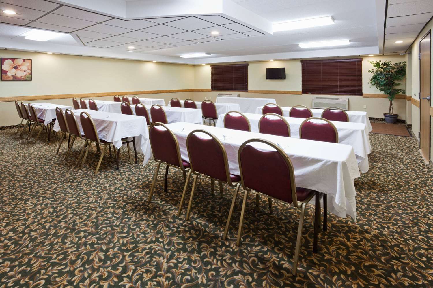 Фото AmericInn by Wyndham Fargo West Acres