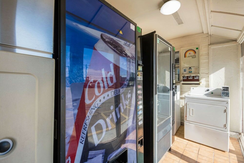 Фото Econo Lodge Inn & Suites