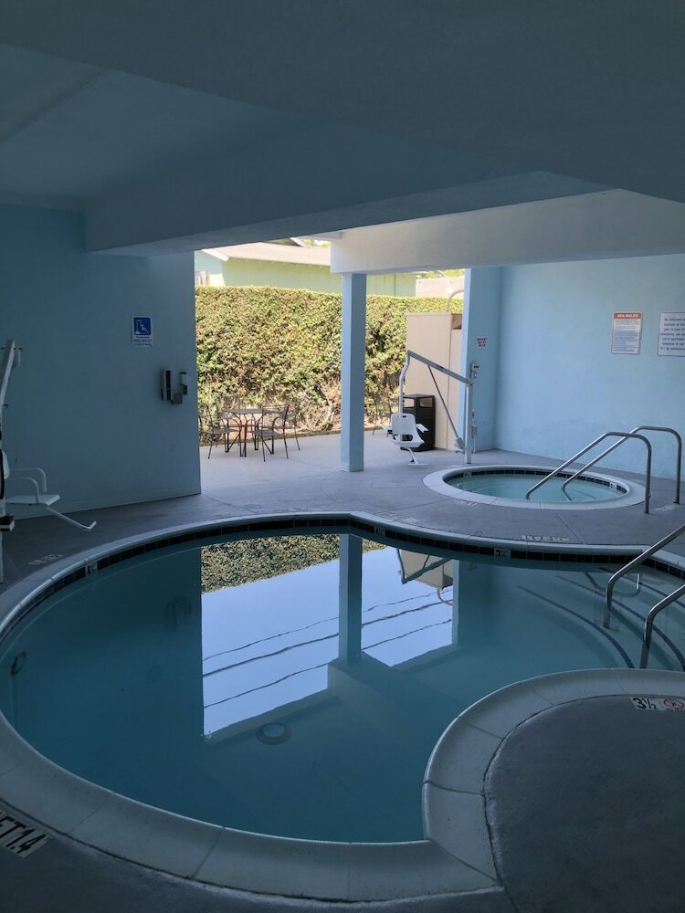 Фото Capri Suites Anaheim