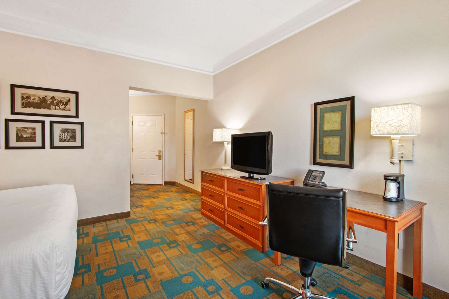 Фото La Quinta Inn & Suites by Wyndham Albuquerque West