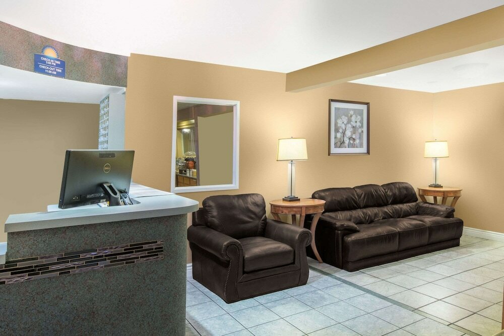 Фото Days Inn by Wyndham Redwood City