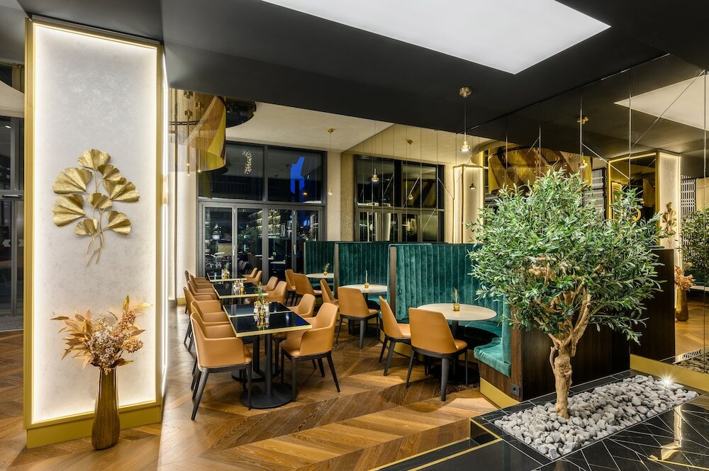 Фото Emerald Hotel & Suites 