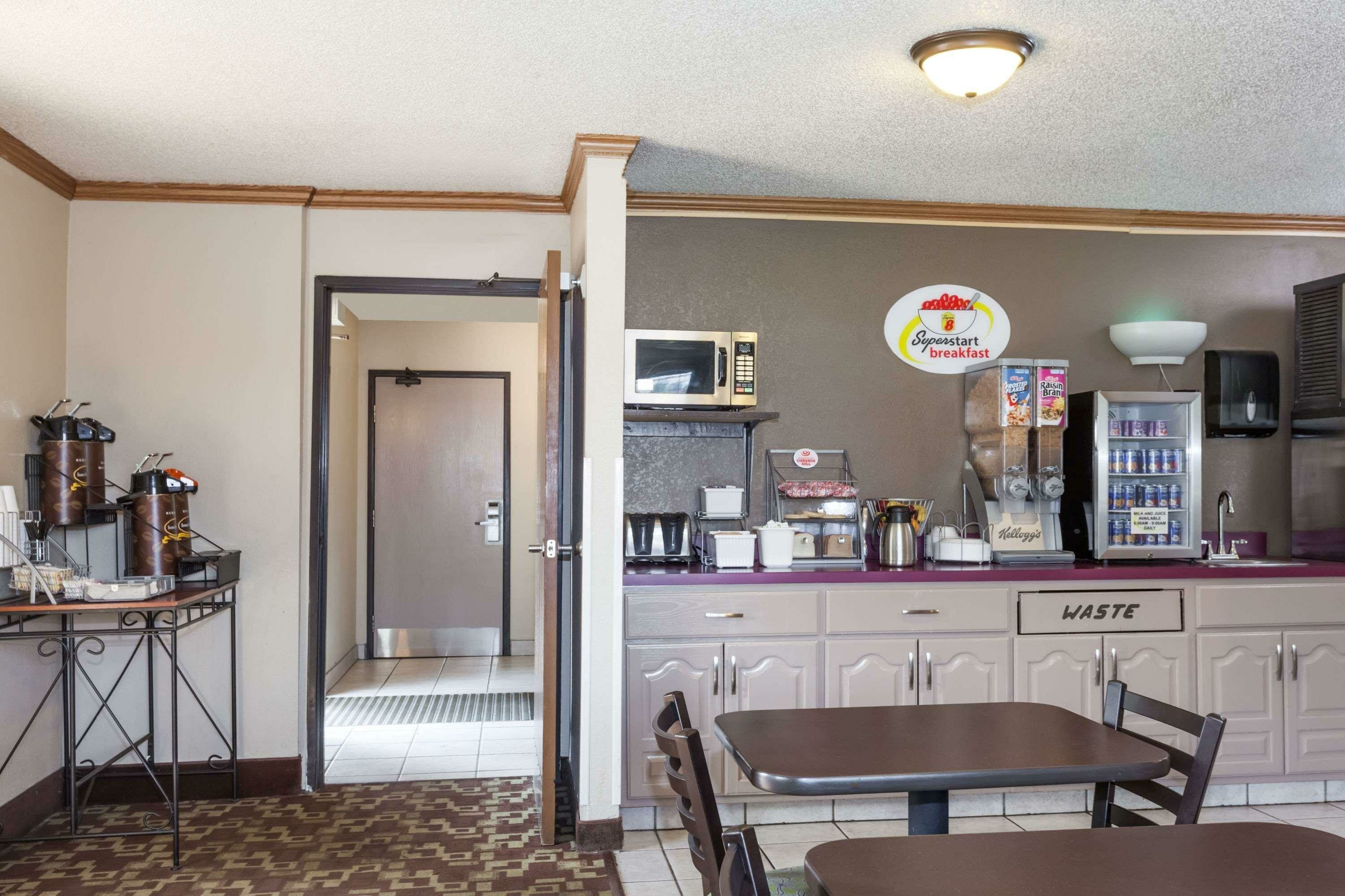 Фото Super 8 by Wyndham Dunbar/Charleston Area