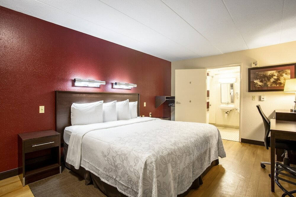 Фото Red Roof Inn Plus+ Chicago - Naperville
