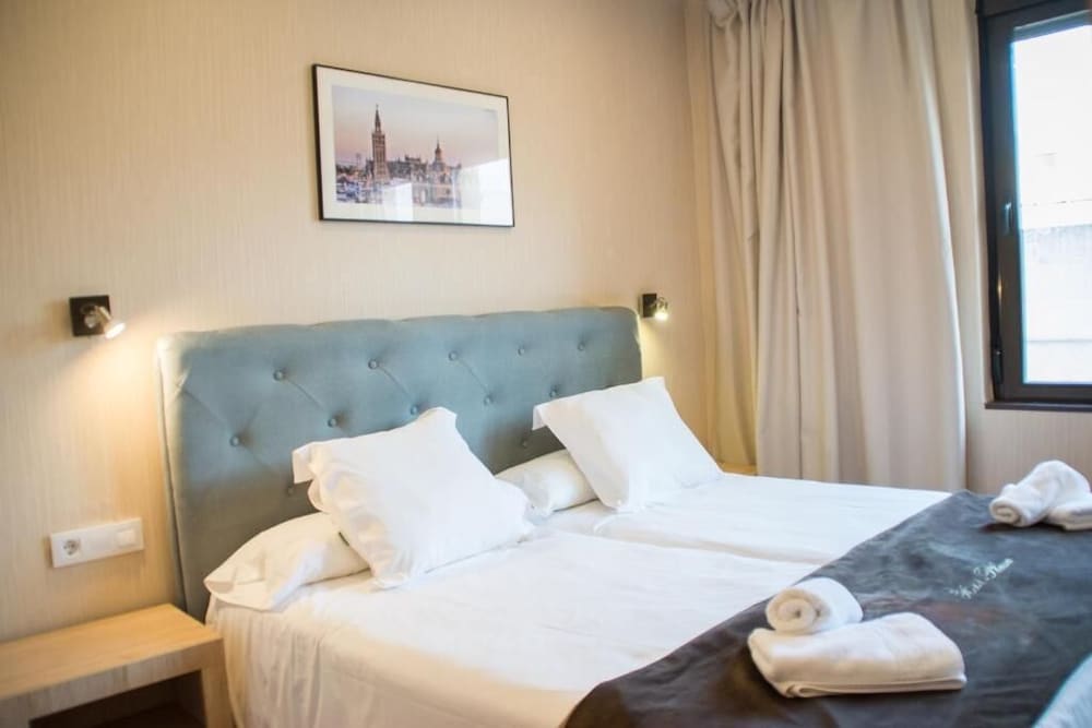 Фото Hotel Plaza Sevilla