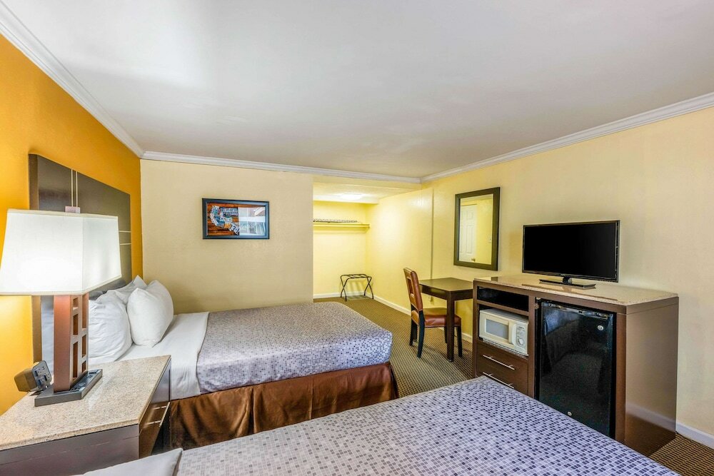 Фото Econo Lodge Beach and Boardwalk