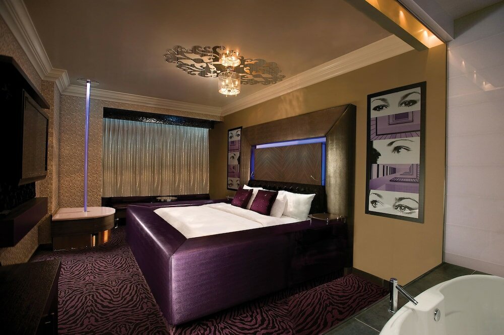 Фото Fantasyland Hotel