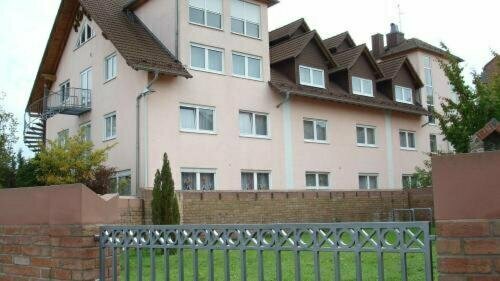 Гостиница Hotel Zur Eisenbahn в Рёдермарке