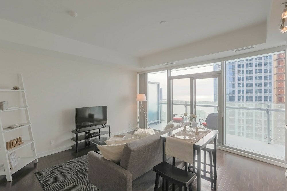 Фото Noel Suites-York St and Lakeshore Blvd