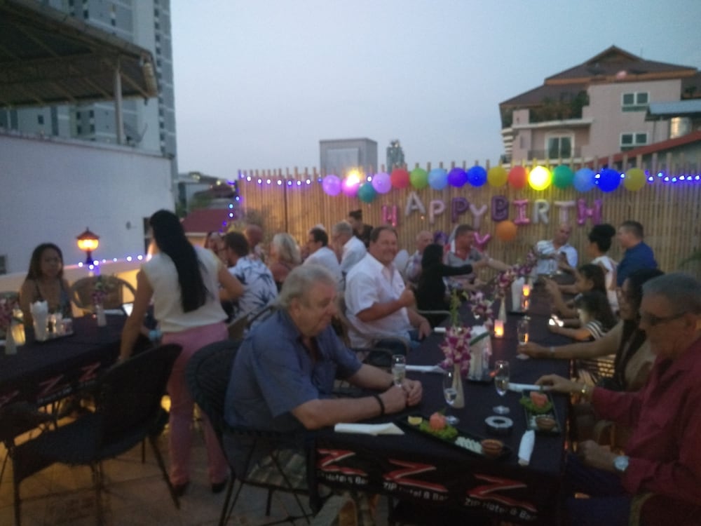 Фото Zip Lounge & Apartments