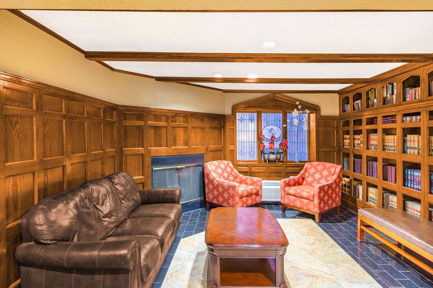 Фото Days Inn & Suites by Wyndham Coralville Iowa City