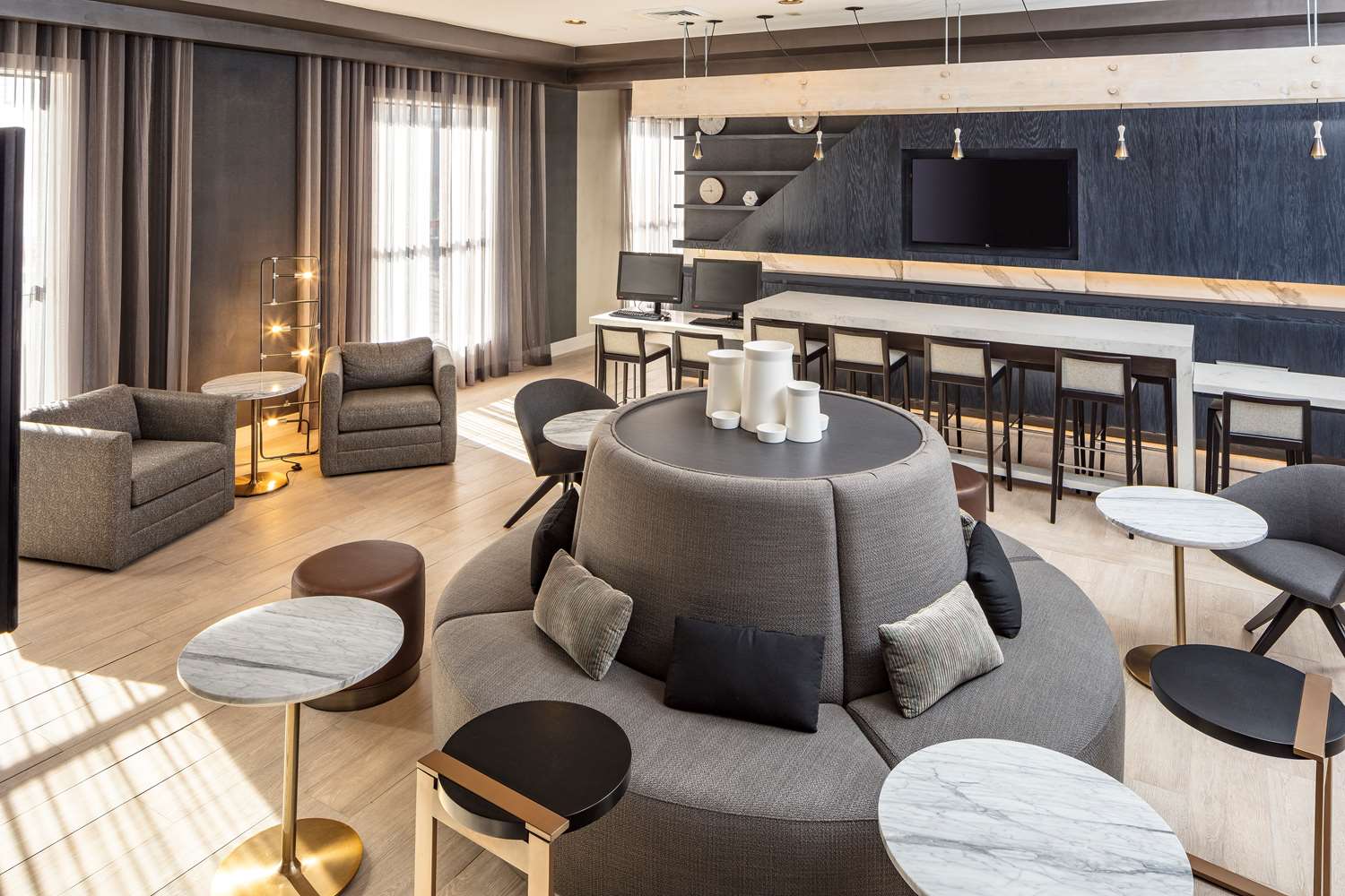 Фото Doubletree by Hilton Boston Logan Airport Chelsea