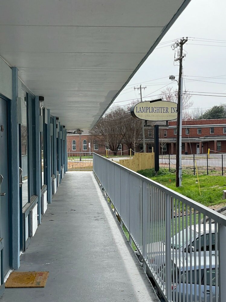 Фото Lamplighter Inn by Oyo Charlotte Airport Area