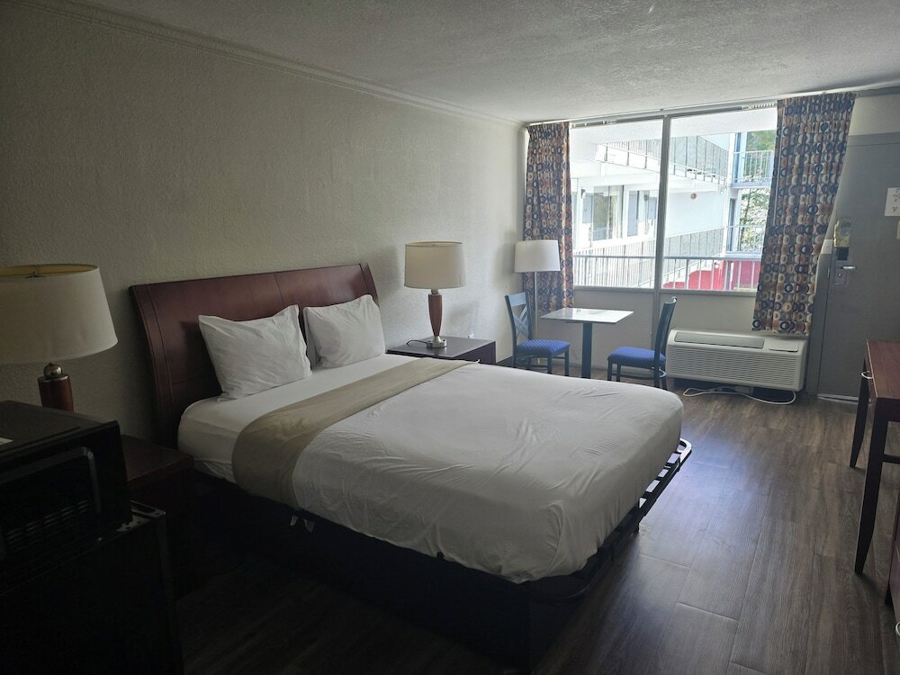 Фото Days Inn by Wyndham Raleigh Downtown South