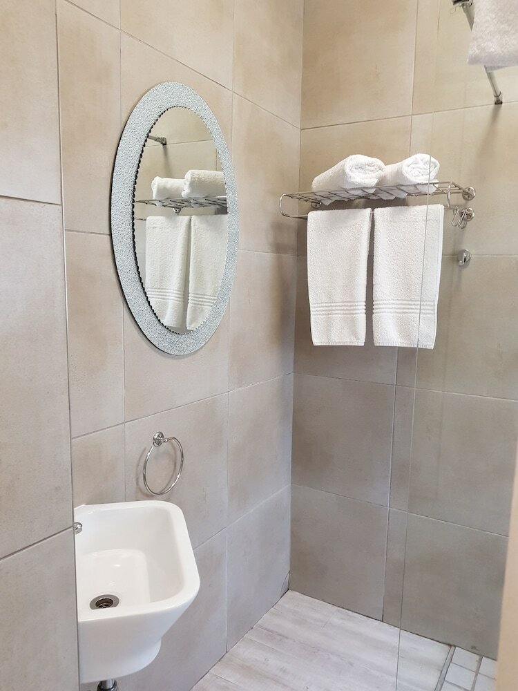 Фото Oceans Hotel & Self Catering