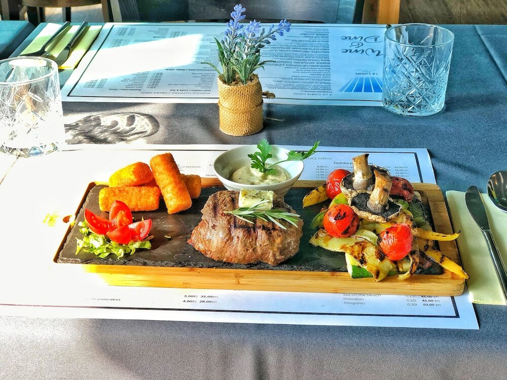 Фото 16 Lakes Hotel