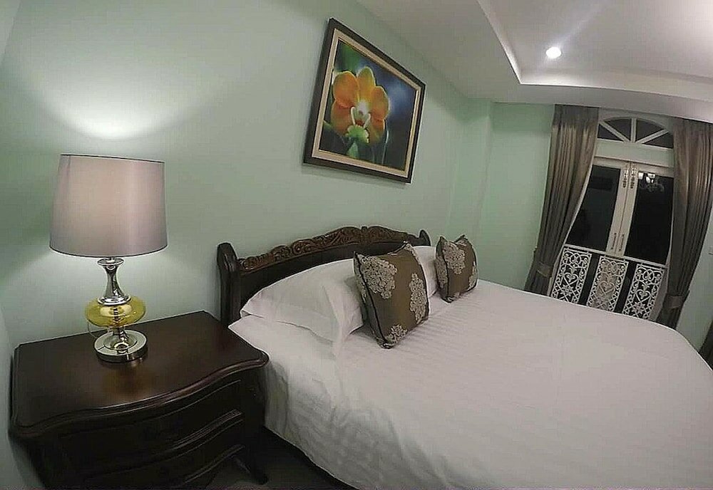 Фото The Velvet Orchid