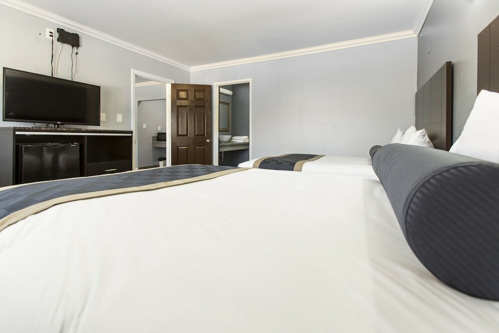 Фото Hollywood Palms Inn and Suites