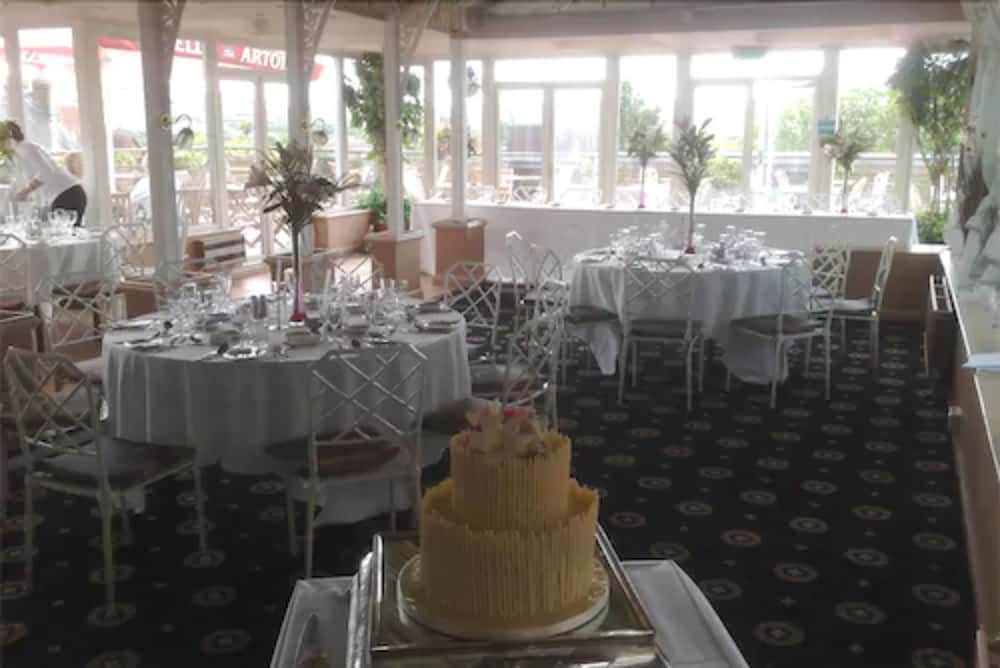 Фото The White Hart Hotel