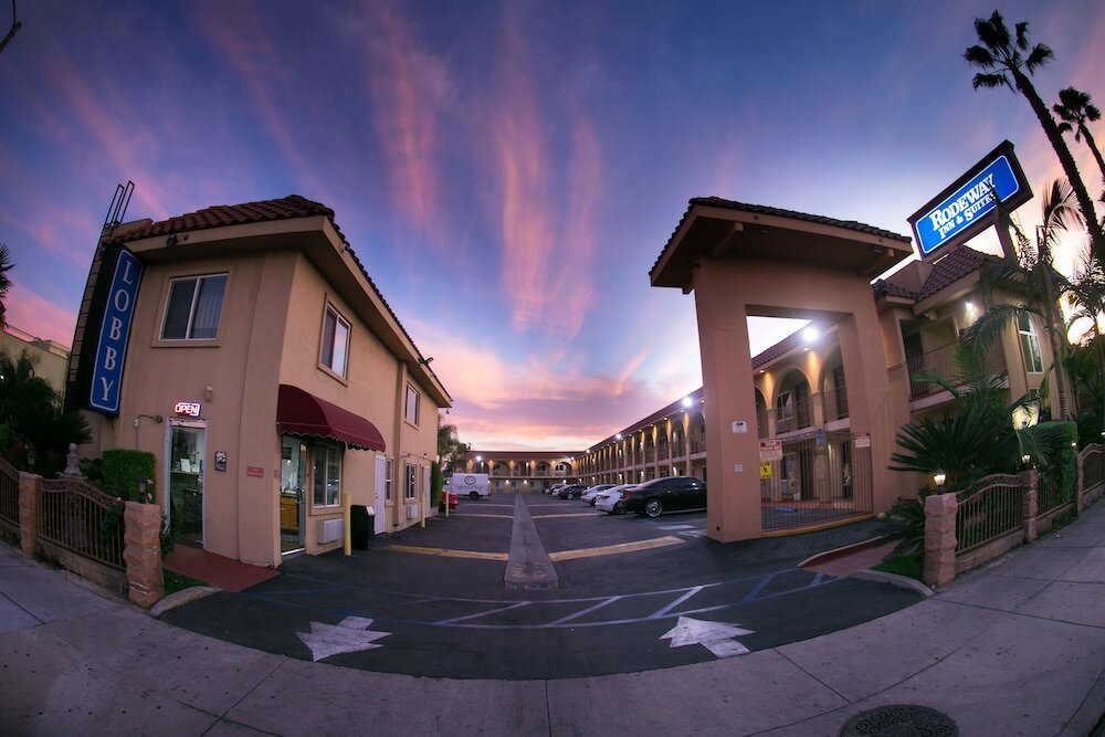 Фото Rodeway Inn & Suites