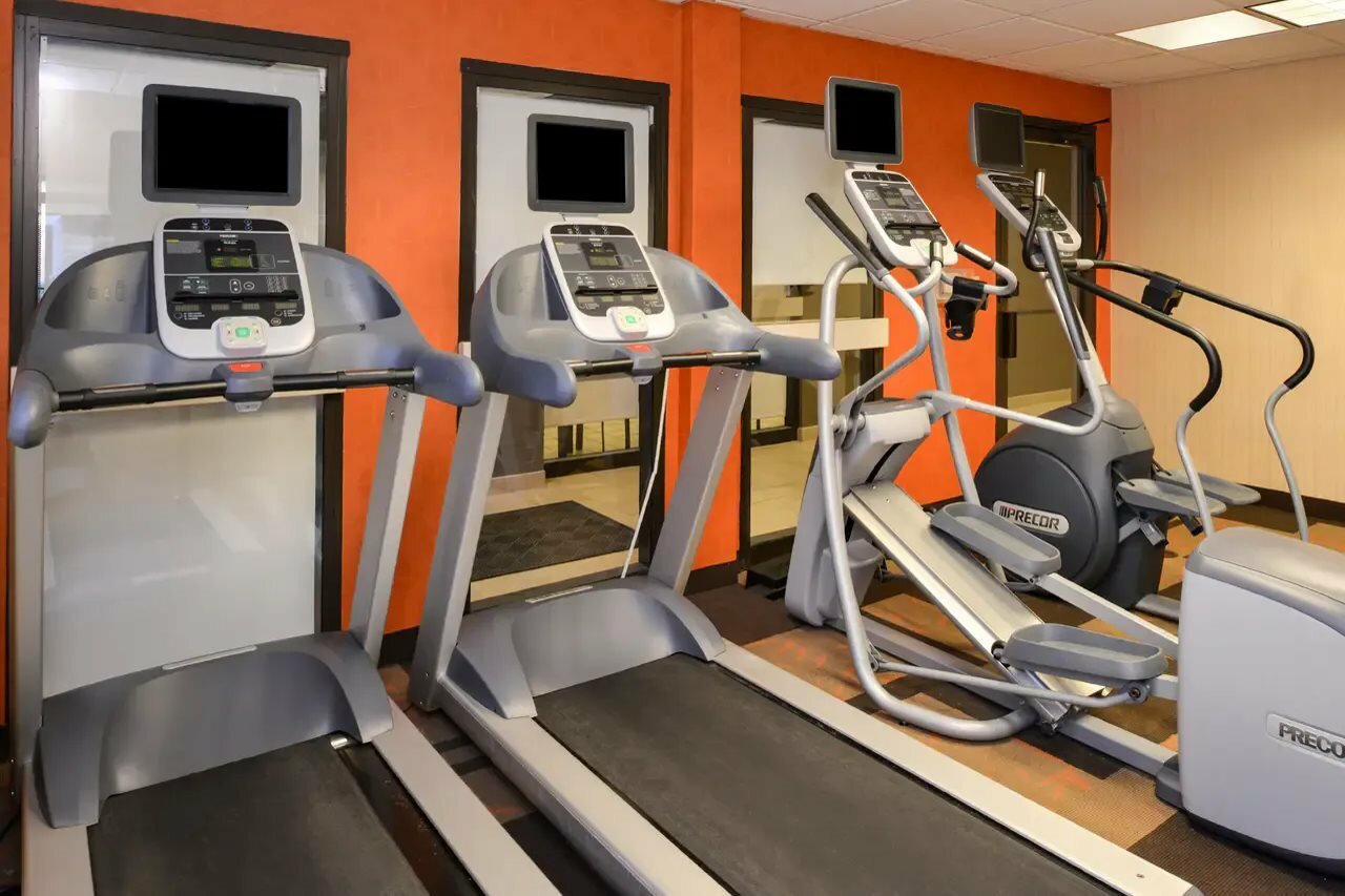 Фото Courtyard by Marriott Milwaukee Brown Deer