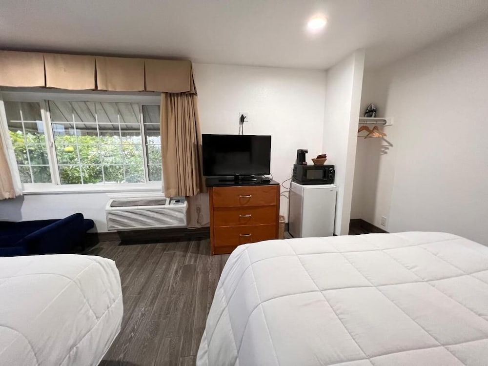 Фото Town and Country Inn