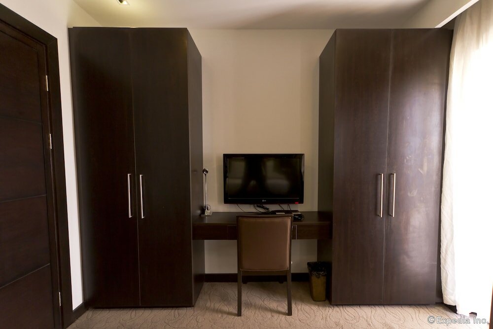 Фото Castle Peak Hotel