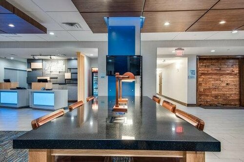 Гостиница Holiday Inn Express & Suites Dallas North - Addison в Аддисоне