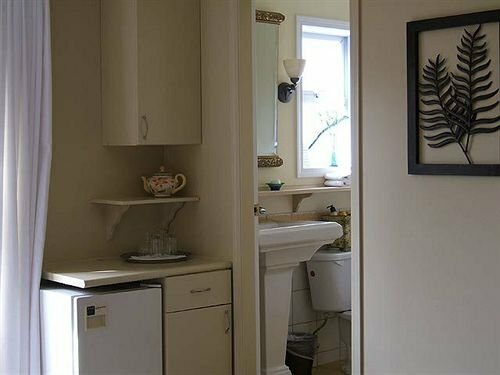 Гостиница A Downtown Victoria Ocean View Bed and Breakfast в Виктории