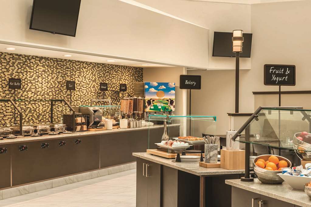 Фото Embassy Suites by Hilton Milwaukee Brookfield