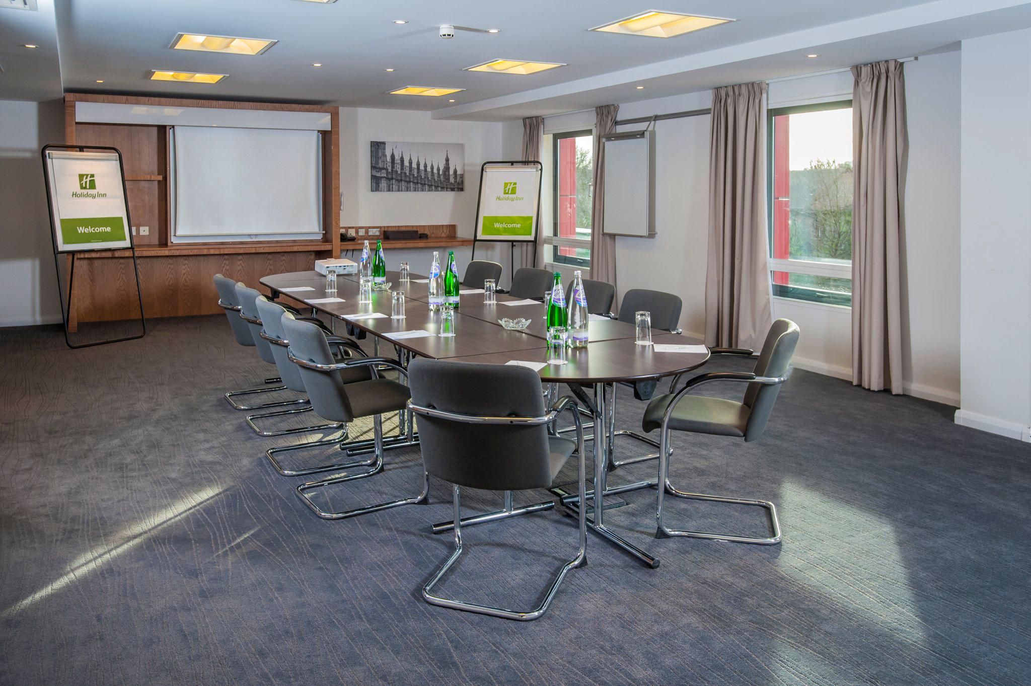 Фото Holiday Inn London - West, an Ihg Hotel