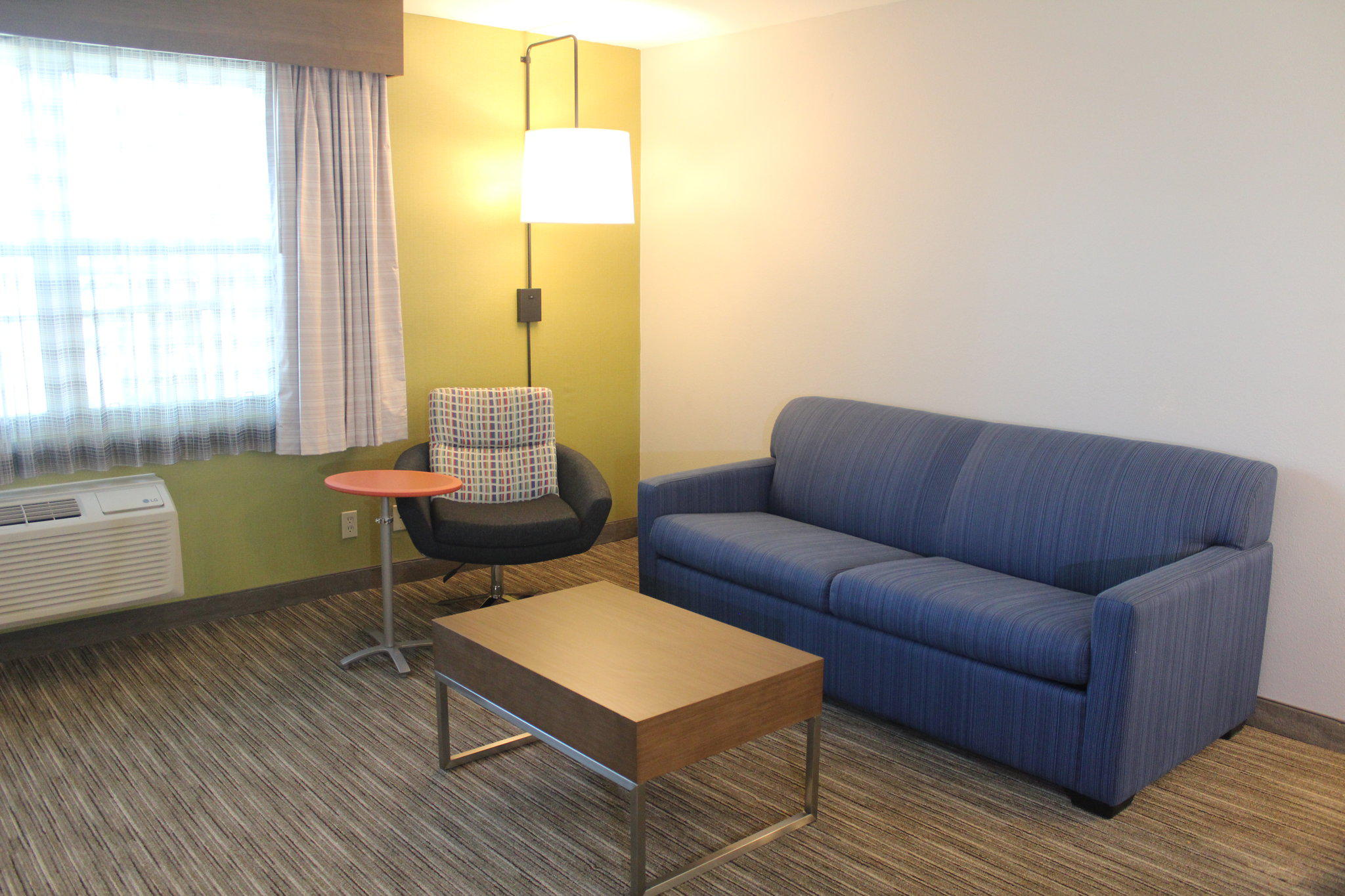 Фото Holiday Inn Express & Suites Camarillo, an Ihg Hotel