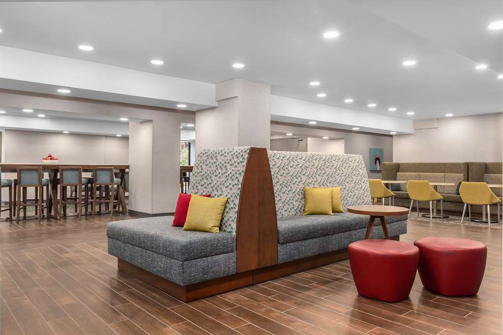 Фото Hampton Inn & Suites by Hilton Toronto Downtown