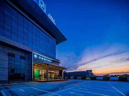 Гостиница Longting Holiday Hotel в Цзыгуне