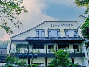 Sanjiangyue Holiday Hotel (No. 01, Building 3, Zone C, Jiadingfang, Dafo Scenic Area), hotel
