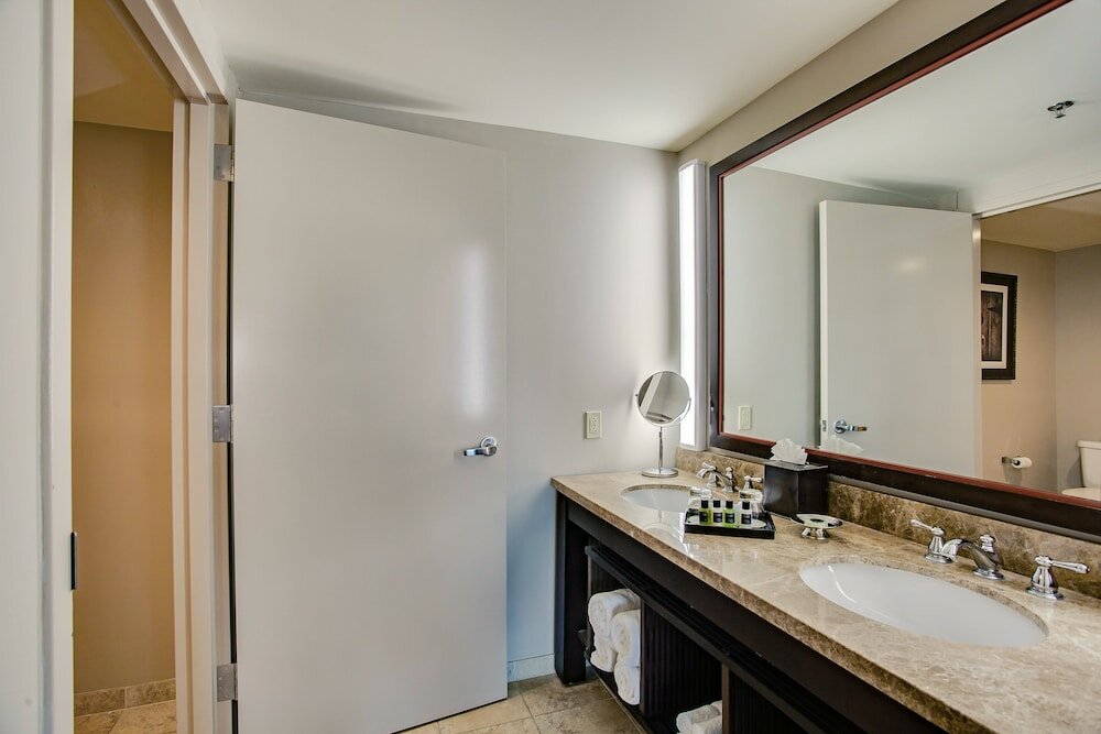 Фото Overton Hotel and Conference Center