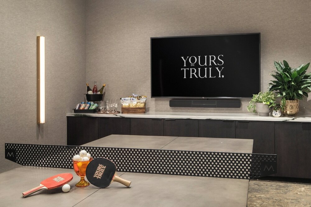 Фото Yours Truly Dc