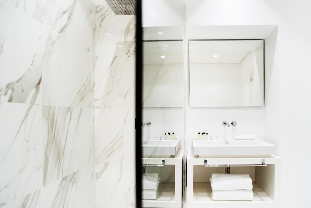 Фото The Shire Hotel