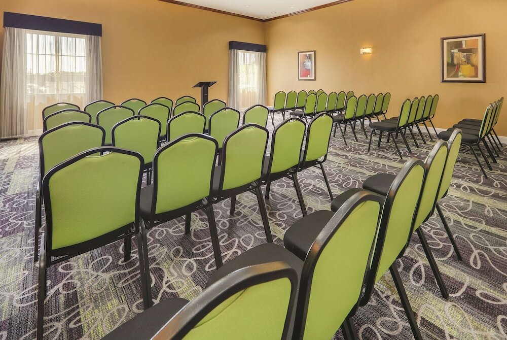 Фото La Quinta Inn & Suites by Wyndham Dallas South-DeSoto