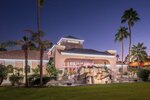 La Fuente Inn & Suites