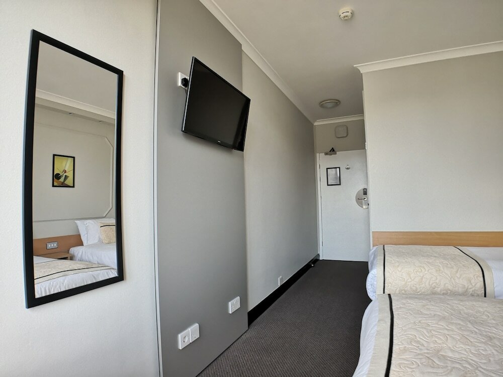 Фото Lancaster Hall Hotel